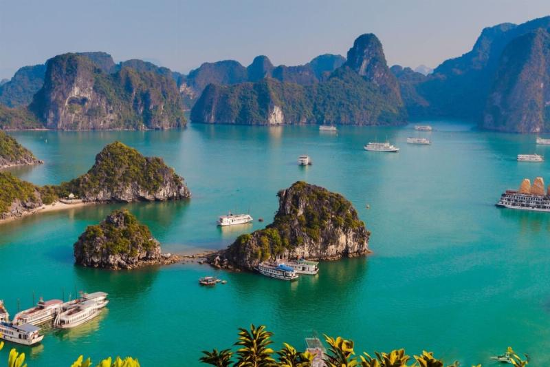 Hòn Trống Mái Vịnh Hạ Long được nhìn từ tàu du lịch, nằm trong tuyến tham quan phổ biến nhất tại Vịnh Hạ Long, Quảng Ninh